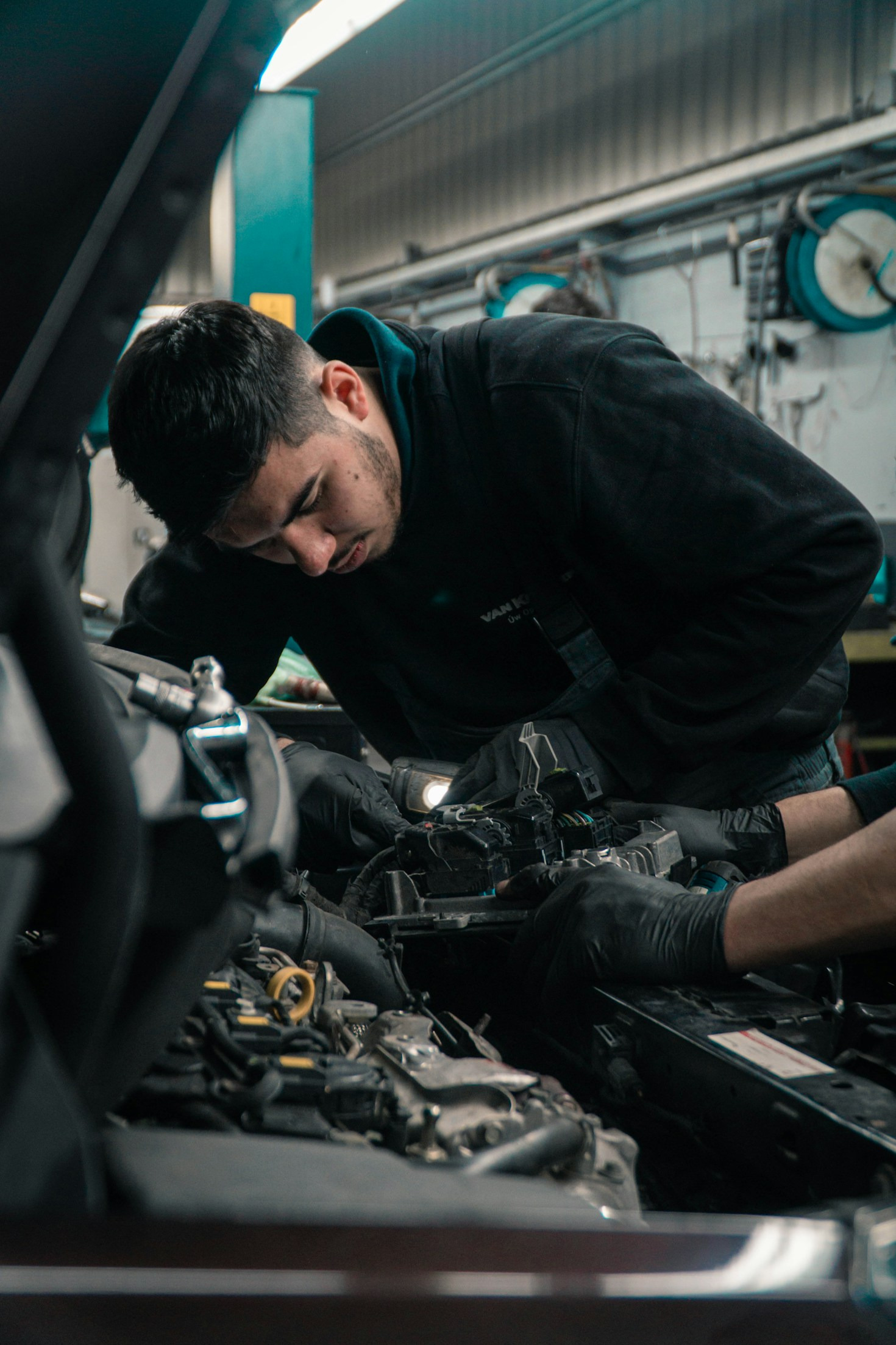 Saugus Tesla programavimas su profesionaliais įrankiais